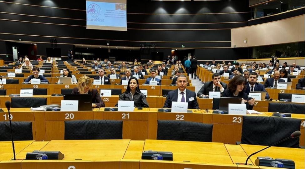 azerbaycanin-avronest-pa-daki-numayende-heyetinin-rehberi-ermenistanin-spikerini-susdurub