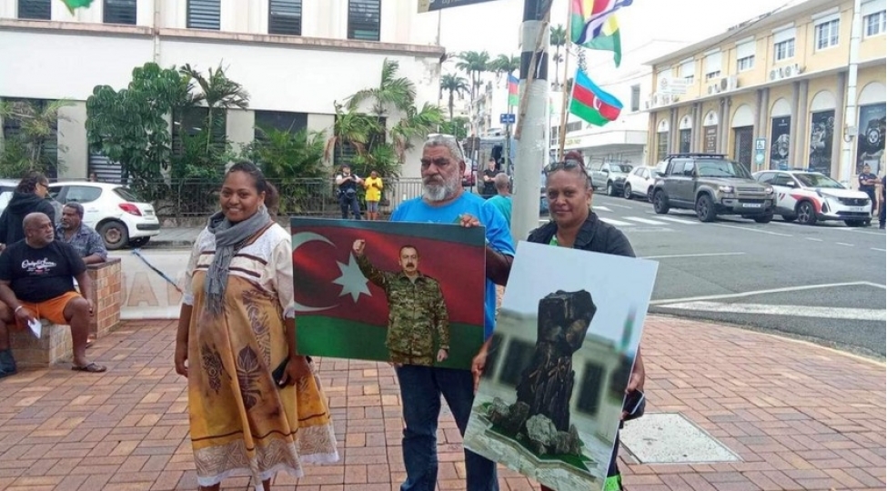 yeni-kaledoniyada-aksiyada-azerbaycan-prezidentinin-ve-demir-yumrugun-plakatlari-qaldirilib-foto-2