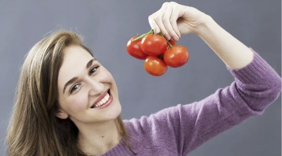 imtahana-hazirlashan-genclerin-diqqetine-pomidor-yeyin