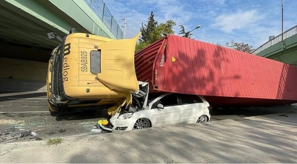 turkiyede-tir-minik-avtomobilinin-uzerine-ashib-foto