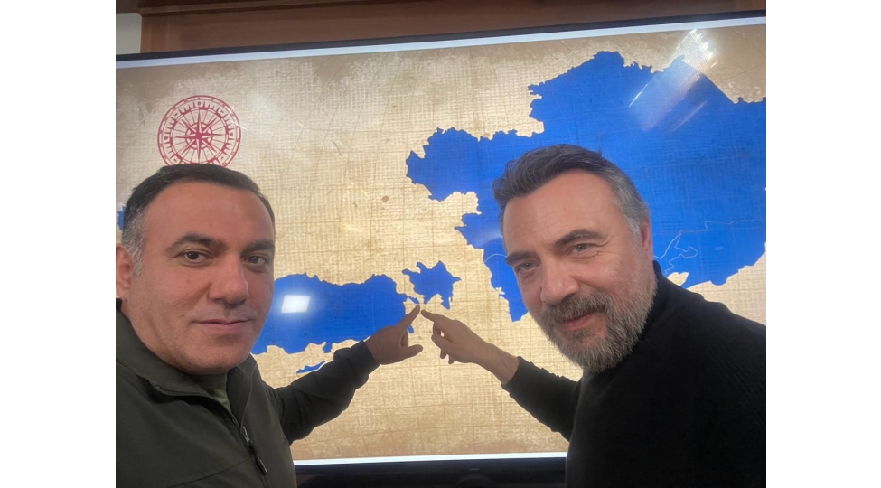 oktay-kaynarca-ve-emin-hesenli-hemin-xeritenin-onunde-foto