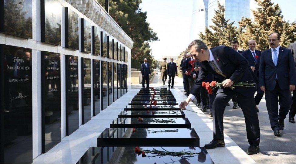 turkiyenin-mudafie-senayesi-komitesinin-sedri-shehidler-xiyabanini-ve-turk-shehidliyi-abidesini-ziyaret-edib-yenilenibfoto