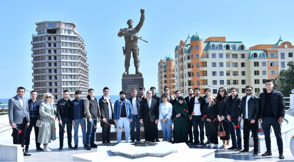 sumqayitda-aprel-doyushlerinin-sekkizinci-ildonumu-ile-elaqedar-shehidler-xiyabani-ziyaret-edilib-foto