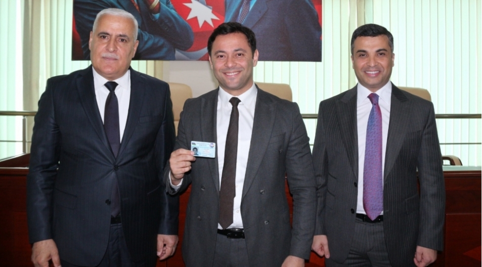 yap-xetai-rayon-teshkilatinda-partiya-siralarina-yeni-qebul-olunanlara-uzvluk-vesiqeleri-teqdim-olunub-foto