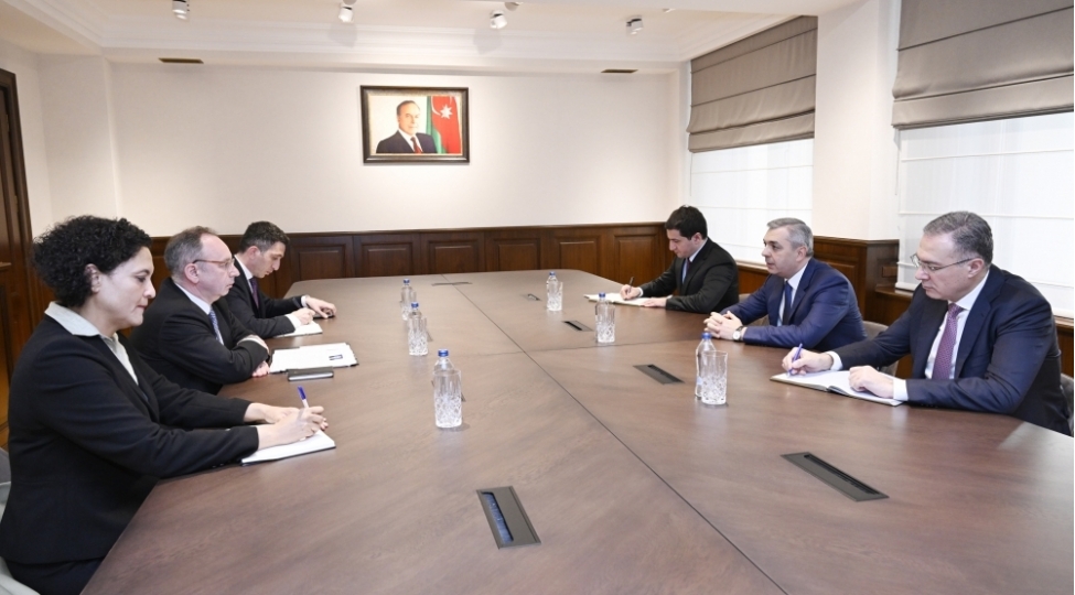 samir-nuriyev-asiya-inkishaf-bankinin-departamentinin-bash-direktoru-ile-gorushub-foto