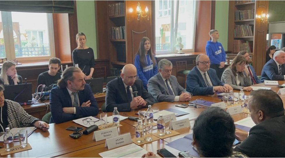 yap-numayendeleri-yedinaya-rossiya-partiyasinin-teshkil-etdiyi-beynelxalq-tedbirde-ishtirak-edibler-foto