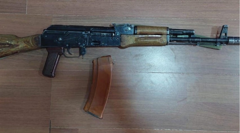 beyleqanda-saxlanilanlardan-5-kq-narkotik-ve-avtomat-ashkarlanib