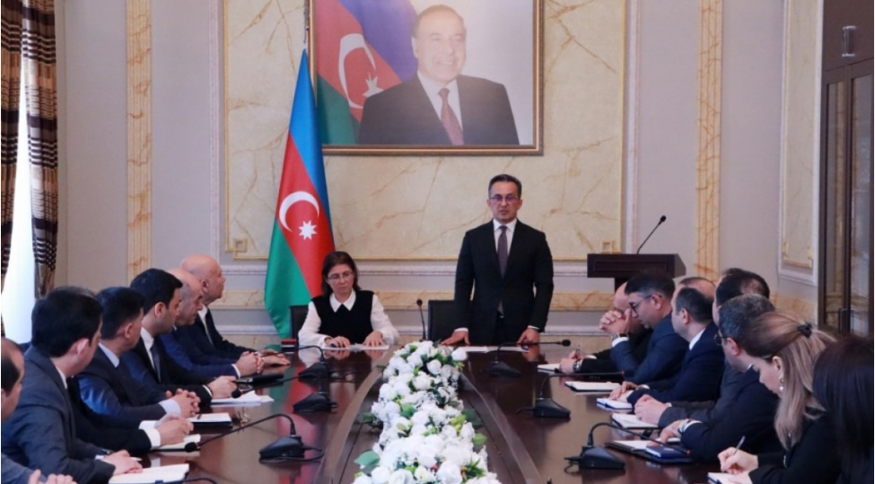 dini-qurumlarla-ish-uzre-dovlet-komitesinin-sedri-kollektive-teqdim-olunub