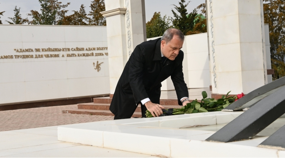 ceyhun-bayramov-bishkekdeki-ata-beyit-memorial-kompleksini-ziyaret-edib