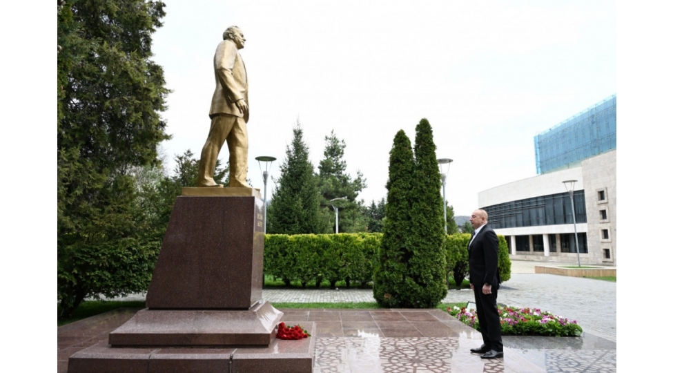 prezident-qebele-sheherinde-umummilli-lider-heyder-eliyevin-abidesini-ziyaret-edib
