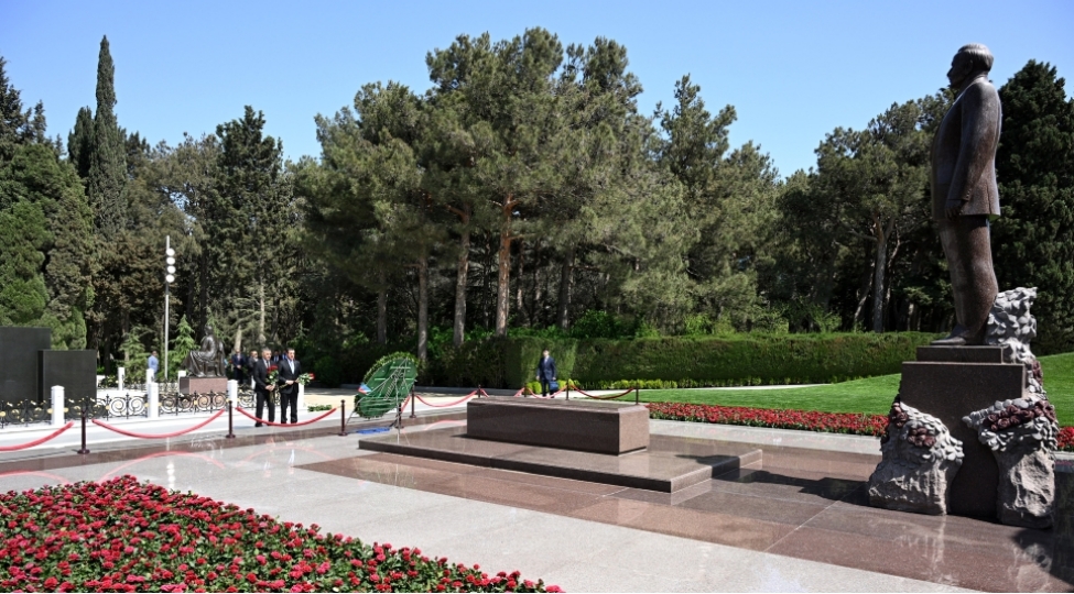 elcezair-parlamentarileri-ulu-onder-heyder-eliyevin-mezarini-ve-shehidler-xiyabanini-ziyaret-edib