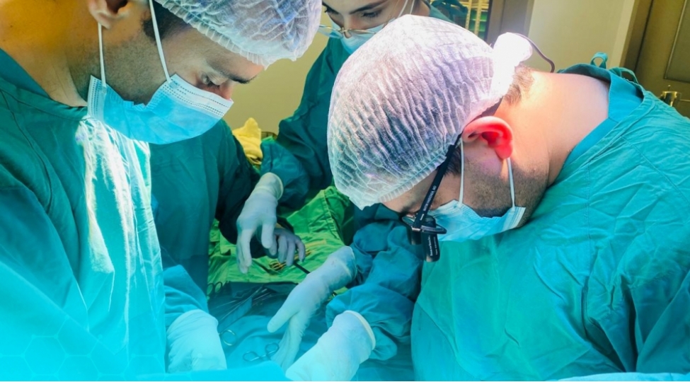 yeni-klinikanin-urek-damar-cerrahiyyesi-komandasi-terefinden-ilk-defe-eyni-anda-uch-emeliyyat-icra-olunub