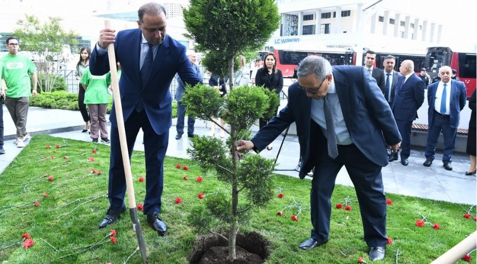 adnsu-da-30-aprel-faciesinin-15-ci-ildonumu-munasibetile-agacekme-aksiyasi-kechirildi-foto