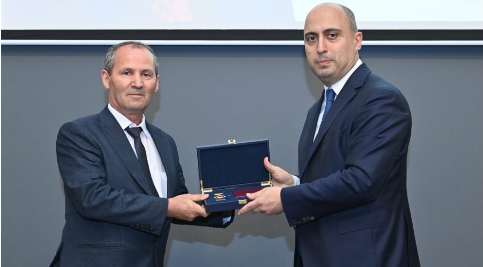 naxchivanin-bir-qrup-muellimi-teltif-olunub-foto