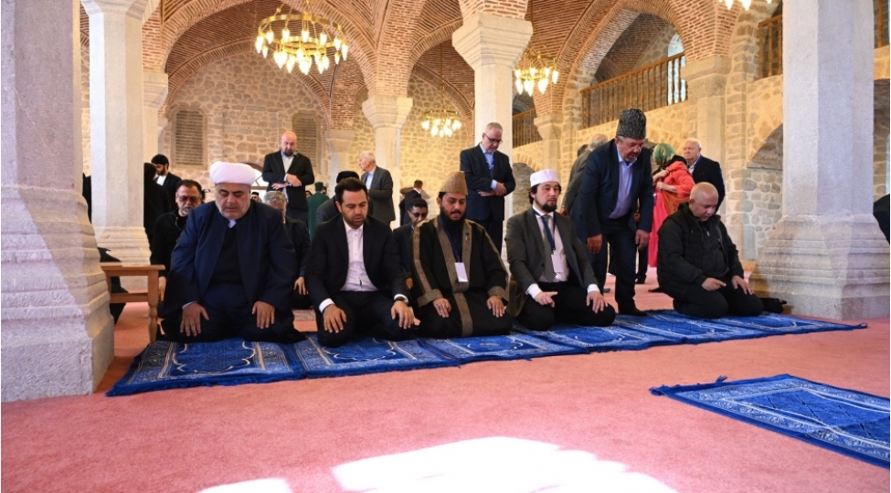 muselman-din-xadimleri-yuxari-govher-aga-mescidinde-namaz-qiliblar-foto