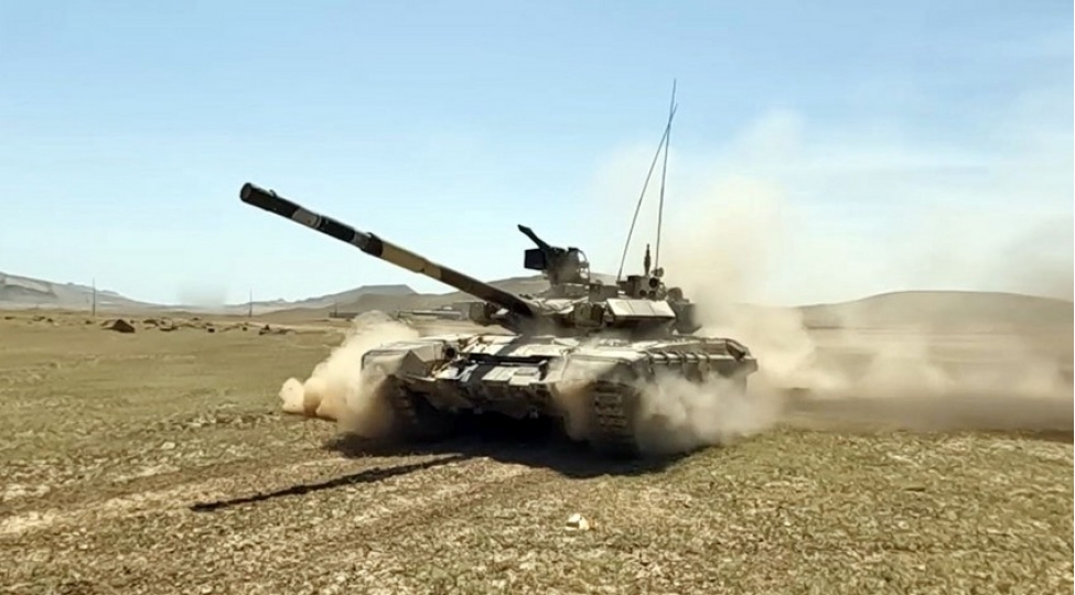 azerbaycan-ordusunun-tank-bolmeleri-ile-intensiv-doyush-hazirligi-uzre-meshgeleler-kechirilir-video