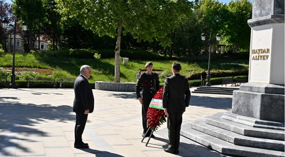 eli-esedov-ankarada-heyder-eliyevin-abidesini-ziyaret-edib