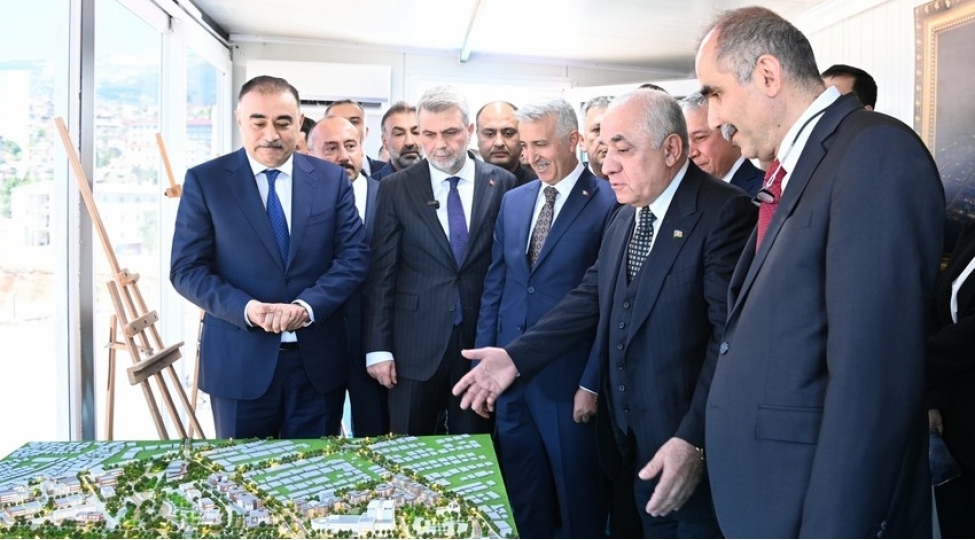 eli-esedov-kahramanmarashda-azerbaycan-mehellesinde-aparilan-tikinti-ishlerinin-gedishi-ile-tanish-olub