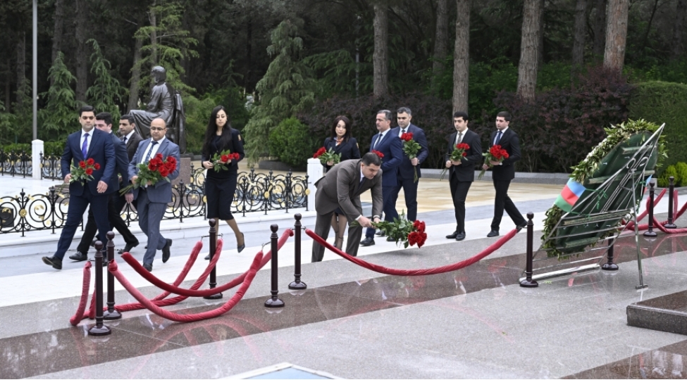 naxchivanin-bakidaki-daimi-numayendeliyinin-kollektivi-ulu-onderin-mezarini-ziyaret-edib-foto