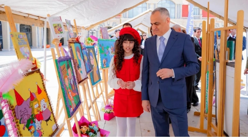 kitab-festivalina-kitablardan-qazandigim-dostlarim-adli-sergi-ozunemexsus-reng-qatib