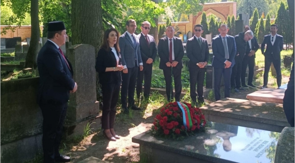 polshada-azerbaycanli-polkovnik-veli-bey-yadigarin-mezari-ziyaret-olunub