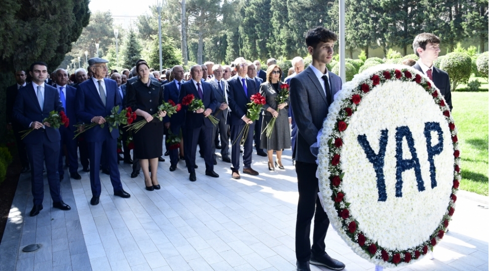 yeni-azerbaycan-partiyasinin-numayendeleri-ulu-onder-heyder-eliyevin-mezarini-ziyaret-edibler-foto-2