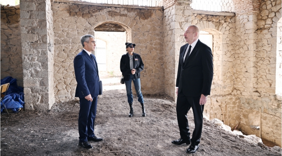 prezident-shushada-chol-qala-mescidinde-aparilan-berpa-ishleri-ile-tanish-olub