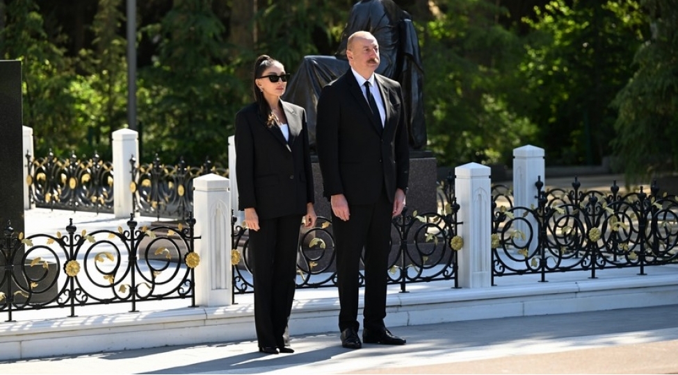 prezident-ve-birinci-xanim-heyder-eliyevin-fexri-xiyabanda-mezarini-ziyaret-edibler-foto