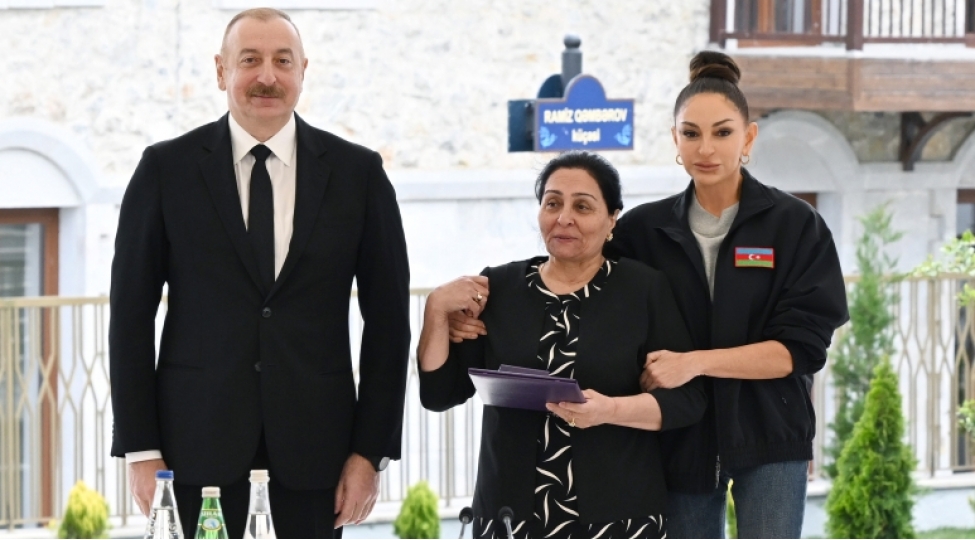prezident-ve-birinci-xanim-shushada-birinci-yashayish-kompleksinin-achilishinda-shehere-kochmush-ilk-sakinlerle-gorushubler-yenilenib
