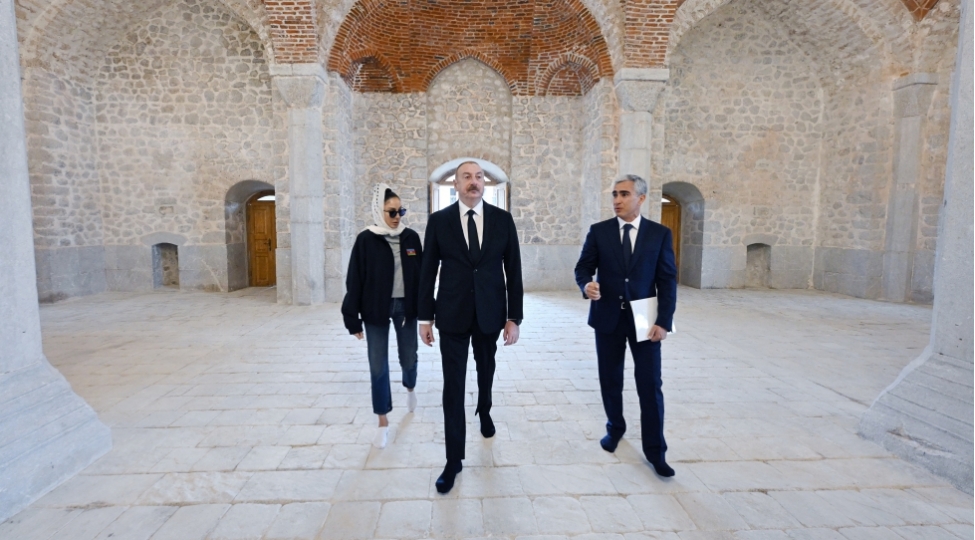 shushada-ashagi-govher-aga-mescidinde-aparilan-berpa-ishleri-ile-tanishliq-yenilenib