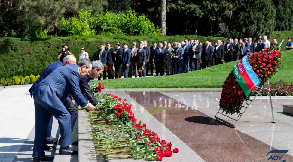 ady-rehberliyi-umummilli-lider-heyder-eliyevin-mezarini-ziyaret-edib-foto