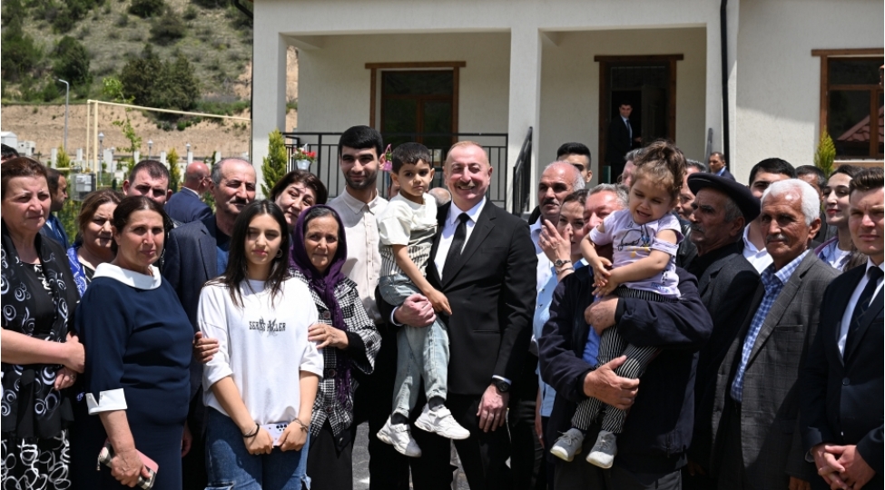 prezident-ilham-eliyev-lachin-rayonunun-sus-kendine-kochmush-sakinlerle-gorushub-yenilenib
