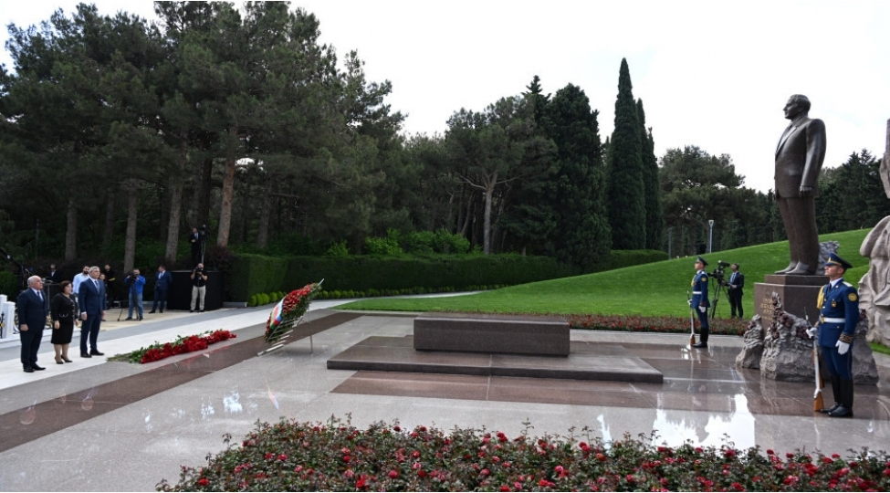 dovlet-ve-hokumet-resmileri-ulu-onderin-xatiresini-aniblar-foto-2