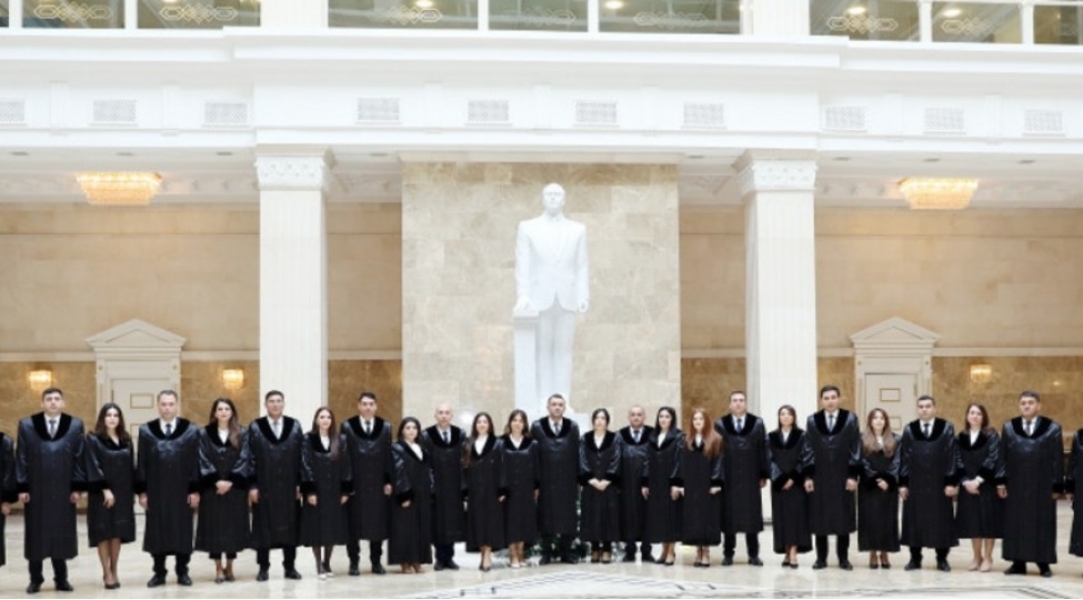 ali-mehkemede-yeni-teyin-olunmush-hakimlerin-andichme-merasimi-kechirilib-foto