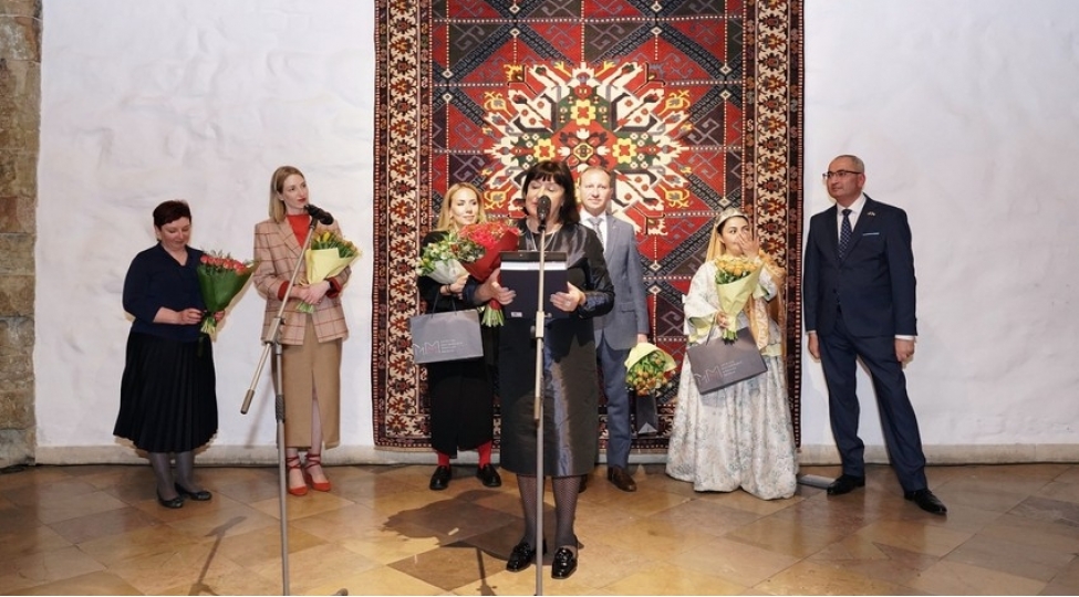 riqada-azerbaycan-xalchalarindan-ibaret-sergi-teshkil-olunub-foto