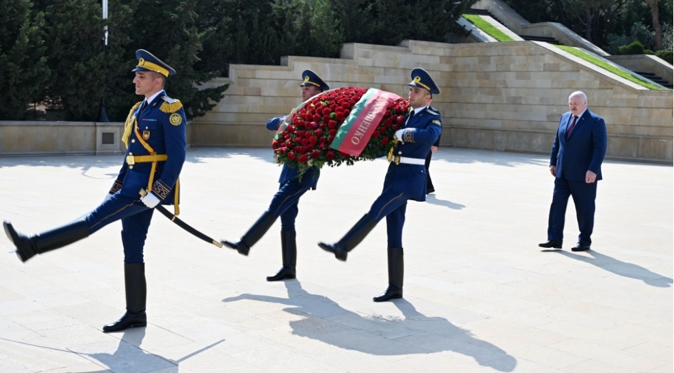 aleksandr-lukashenko-bakida-shehidlerin-xatiresini-anib
