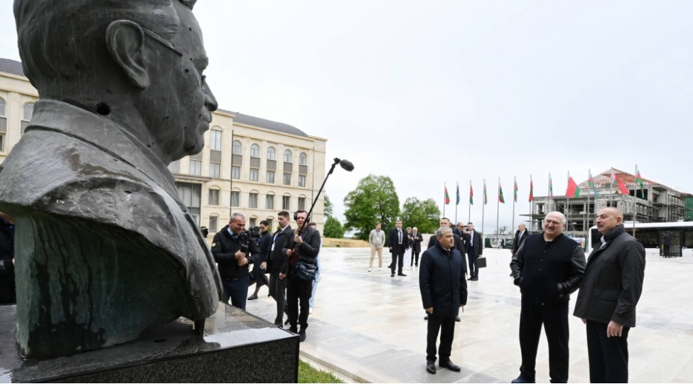 azerbaycan-ve-belarus-prezidentleri-shushada-ishgal-dovrunde-gullebaran-edilmish-heykellere-baxiblar