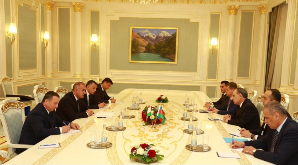 kamran-eliyev-dushenbede-ikiterefli-gorushler-kechirib-foto