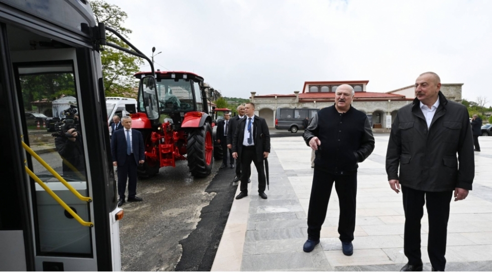 azerbaycan-ile-belarusun-birge-istehsali-olan-avtobusa-ve-belarus-prezidentinin-hediyye-etdiyi-traktorlara-baxish-kechirilib