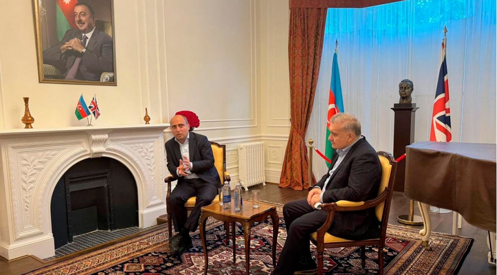 emin-emrullayev-boyuk-britaniyada-tehsil-alan-azerbaycanli-telebelerle-gorushub