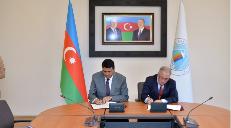 ndu-ile-torpaqshunasliq-ve-aqrokimya-institutu-arasinda-memorandum-imzalanib-foto