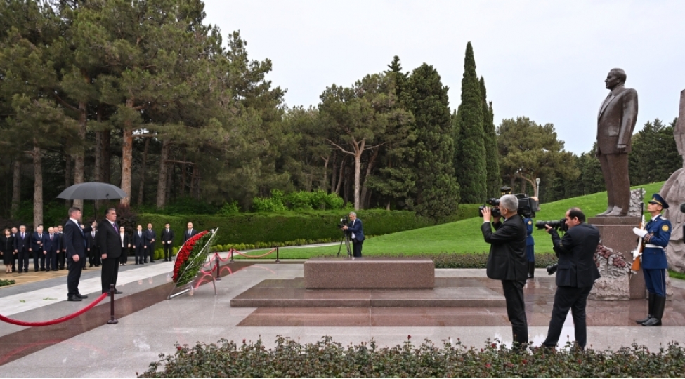 tacikistan-prezidenti-fexri-xiyabanda-ulu-onderin-mezarini-ziyaret-edib