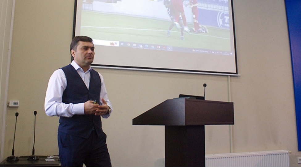 azerbaycan-millisinin-ve-futbol-klublarinin-hekimleri-uchun-seminar-teshkil-olunub-foto
