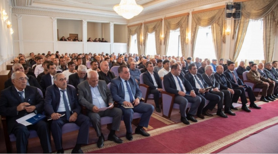 azerbaycanda-taxil-bichinine-hazirliqla-bagli-mexanizatorlarla-gorushlere-bashlanilib-foto