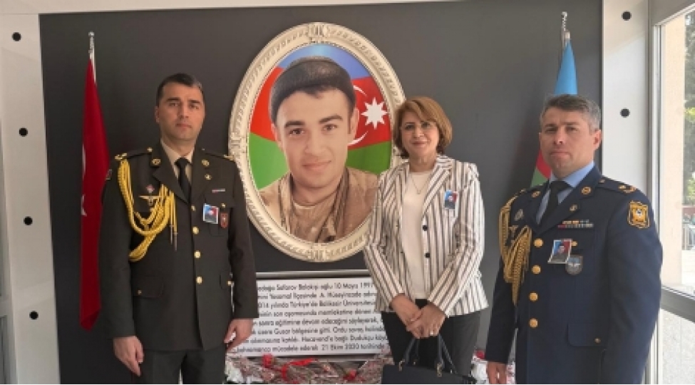 turkiyede-shehid-memmedaga-seferovun-adini-dashiyan-mektebde-ona-hesr-olunan-gushe-achilib-foto
