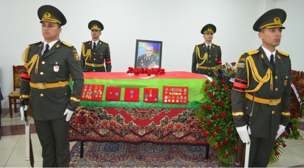 azerbaycanin-sabiq-mudafie-naziri-defn-edildi