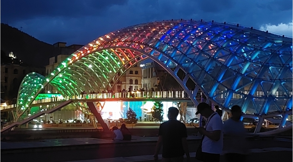 tbilisi-sheherindeki-telequlle-ve-sulh-korpusu-azerbaycan-bayraginin-rengleri-ile-ishiqlandirilib