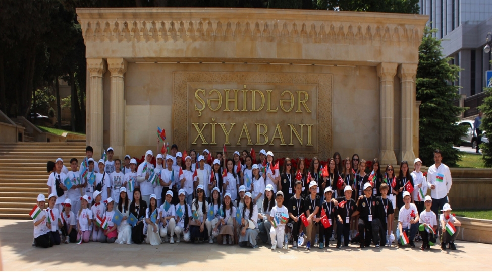 turk-dovletlerinin-mekteblileri-shehidler-xiyabani-ve-turk-shehidliyi-abidesini-ziyaret-edibler-foto