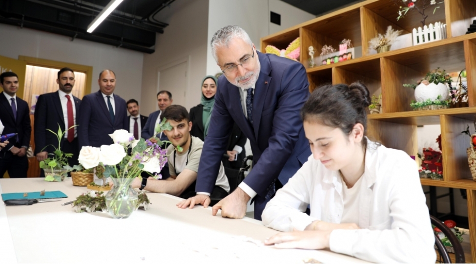 turkiyenin-emek-ve-sosial-mudafie-naziri-dost-inkluziv-inkishaf-ve-yaradiciliq-merkezi-ile-tanish-olub
