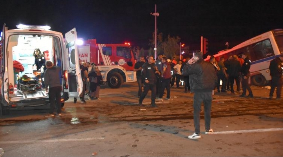 turkiyede-mikroavtobusla-minik-avtomobili-toqqushub-22-nefer-yaralanib